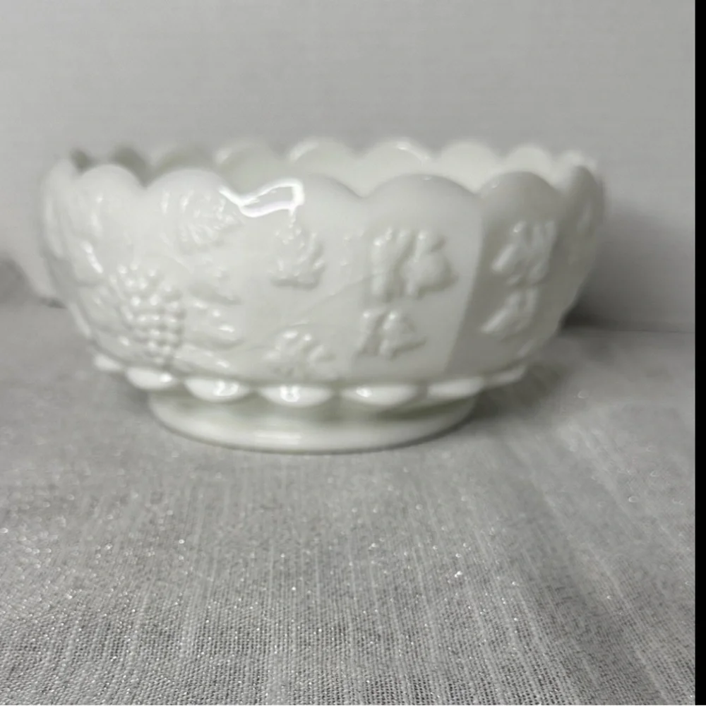 Westmoreland Milk Glass Bowl Paneled Grape Vine 1040 - 1984 Vintage 8.25” X 4”